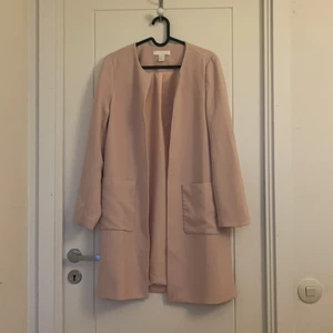 Kappa/ Jacka srtlek 38 - Det är en tunn kappa passar för vår och höst, mycket väl använd para ett par gånger. 