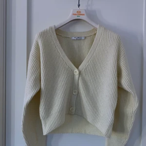 Kofta 🌟 - Mysig stickad kofta från NaKd! Bra skick💕