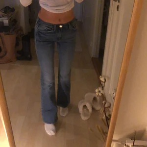 Midwaist jeans  - Lågmidjade bootcut jeans från HM. Köpta för flera år sedan så finns inte kvar att köpa. Storlek 25, men krympt lite i tvätten så skulle säga närmre 24. Köpare står för frakt 💛💛