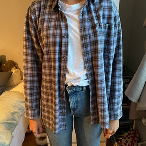 Rutig skjorta - Blå, rutig skjorta i flanell-liknande material. Funkar både öppen och stängd och med ned- eller uppvikta ärmar.