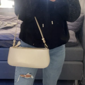 Väska - Fin, beige väska från nakd med gulddetaljer. Använd ett fåtal gånger☺️köparen står för frakt
