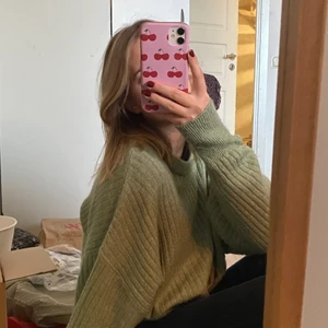 tröja från hm strl l - perfekt stickad tröja från hm i strl l till hösten. jag har vanligtvis strl s så skulle säga att den passar på alla. så fin grön färg. kan mötas i centrala Gbg eller frakta🧡🐒