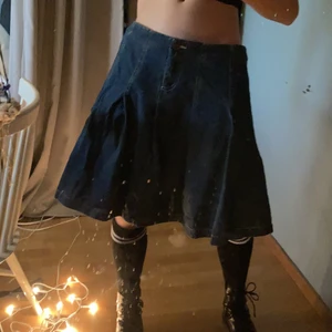 Jeanskjol  - Jättefin blå jeanskjol! Älskar verkligen denna men den är för stor:(