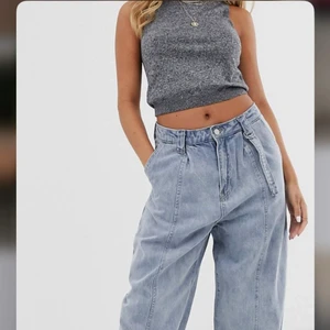 Högmidjade utsvängda jeans. Storlek xs. - ”Stentvättade” högmidjade jeans med utsvängda ben. Sitter väldigt fint på. 