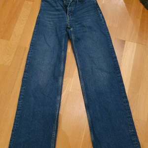 Monki jeans  - Monki jeans yoko stl 24. Blåa. Mycket fint skick.  Kan tas till Jönköping,  Kalmar