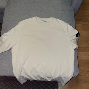 Ston island tröja - Säljer min stone island tröja för att den inte kommer så mycket till användning den är helt felfri inte hål eller fläckar, köpt för 3 månader sedan ungefär. Nypris 2200kr