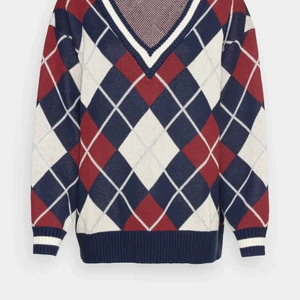 Weekday north V neck sweather  - Stickad tröja med v ringning. Aldrig använd, lappen sitter kvar! Bilden är lånad, men kan skicka egna bilder. Köpt för 450kr