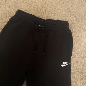 Nike mjukisbyxor  - Säljer ett par nike mjukisbyxor i storlek S, använda fåtal gånger då de är lite för korta på mig. Köparen står för frakt 🥰