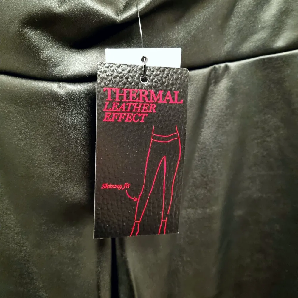 High waist super comfy PU Thermal leather leggings, they are completely new. The tag is still on! . Jeans & Byxor.