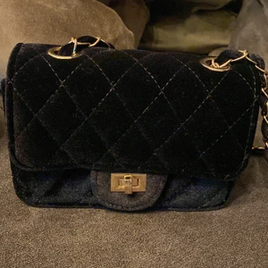 väska  - en väska från ur och penn i bra skick och ser helt ny. köpte förra året och använd få gånger. 