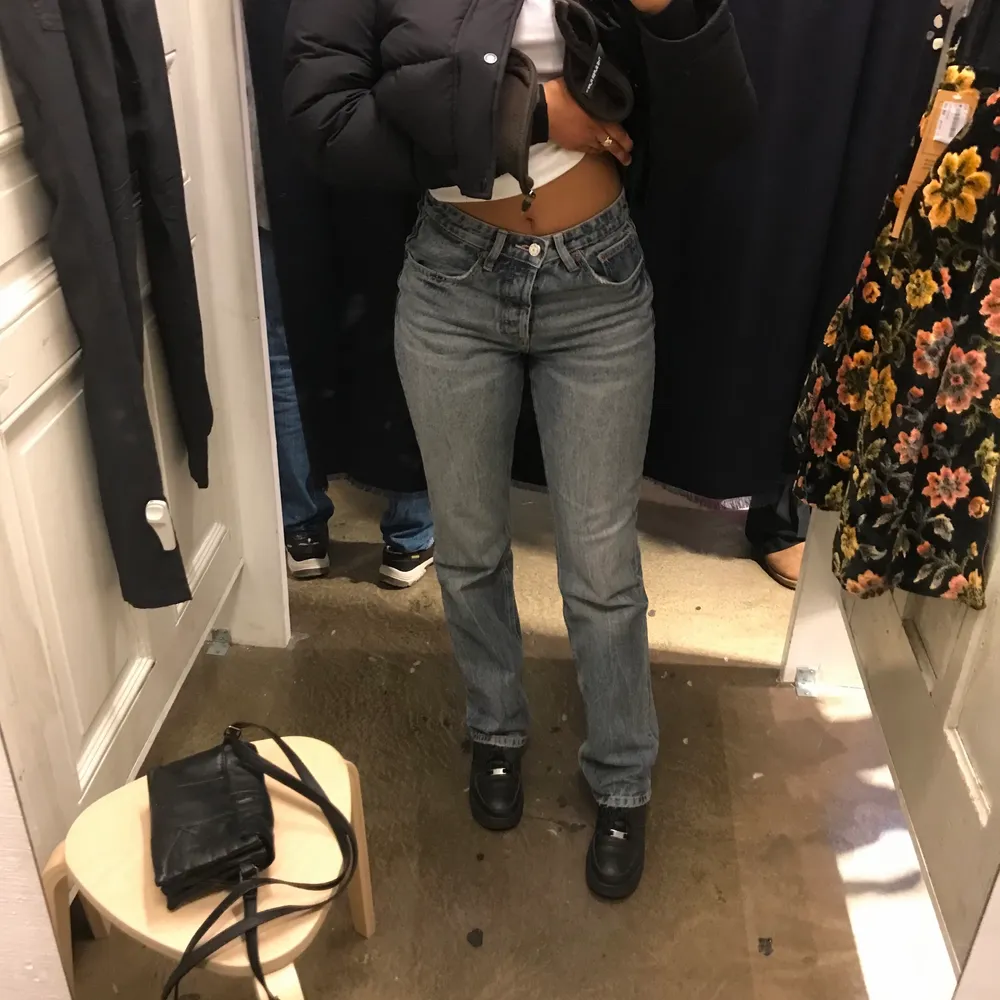 Mid/low rise raka jeans (full length) ifrån zara i den perfekta blåa färgen. Storlek 36 och passar mig som är 173 cm (hade eventuellt även passat någon längre). Även monterat till en extra knapp som man kan se på sista bilden. Säljer endast för bra bud då jag är lite osäker om jag vill bli av med dem än :) Frakt betalas av köparen 😁 . Jeans & Byxor.