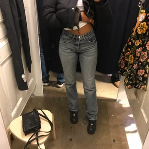 Mid/low rise jeans - Mid/low rise raka jeans (full length) ifrån zara i den perfekta blåa färgen. Storlek 36 och passar mig som är 173 cm (hade eventuellt även passat någon längre). Även monterat till en extra knapp som man kan se på sista bilden. Säljer endast för bra bud då jag är lite osäker om jag vill bli av med dem än :) Frakt betalas av köparen 😁 
