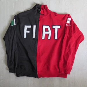 fiat kofta - Röd och svart Fiat kofta strl XL. Passar bra som oversize om man har mindre strl :) 66 kr spårbar frakt.  Skicka meddelande vid frågor/fler bilder!  Notera att små defekter kan finnas då den inte är ny. Större brister nämns tydligt i annonsen/visas på bild. OBS! Bud är bindande!!!!!!! 