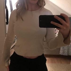 Finstickad topp, beige - Nästan oanvänd topp ifrån bikbok, har ett litet hål bak vid armvecket men inget som syns mycket. Lite utsvänga armar.