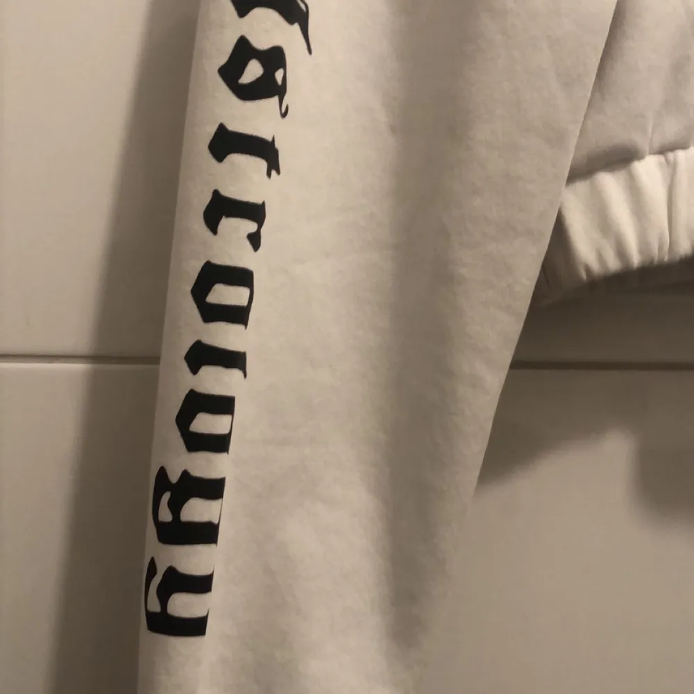 En vit hoodie med svart text från hm storlek XS♻️. Hoodies.