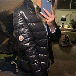 Svart moncler jacka - Skit snygg moncler jacka i storlek s kan nog passa m, köpt på Plick så inget äktehets bevis så osäker ifall äkta, säljer vidare för den va för liten ❤️ perfekt nu till vintern ❤️ skriv privat för mer bilder 