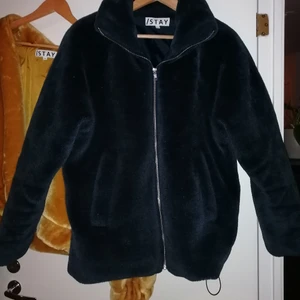 Två lyxiga vinterjackor från STAY Strl S-M - Den senaps- eller mer lejongula jackan är kortare modell, har stor djup luva och är varm och vindtät. Dragkedja och två fickor. Den mörkblå är något längre och lite mer oversize, har hög krage och dragkedja och två fickor. Mycket lyster i båda jackorna. De är i perfekt skick, knappt mer än testade. Säljer billigare som paketpris. Kan både mötas upp (Karlskrona eller Växjö) och skicka såklart. Fler bilder skickas vid önskemål! :)  Köparen betalar frakten. 