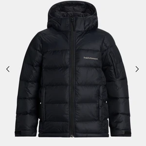 Peak Performance Vinterjacka - Säljer min Peak jacka då jag haft den ett tag och ska köpa en ny. Så gott som ny och har väldigt fin passform. Köptes förra året och användes bara under förra vintern därav väldigt bra skick. Skriv privat angående mer frågor och bilder.  BUD : 1610 kr