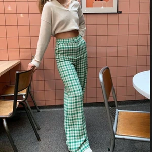 Rutiga byxor - Rutiga byxor från Zara. Köpta förra året och är endast använda ett få antal gånger. Dom är uppsydda för mig som är 165 cm lång, men det går att spreta upp om man vill ha längre. Första bilden är lånad. Midjan är ca 67 cm