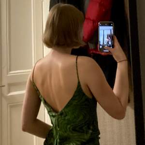 Jättefin silkesklänning från zara i färgerna grön och svart. Helt ny med prislapp kvar. Säljer då den är för stor för mig. Nypris 399. Skriv för mer bilder😊