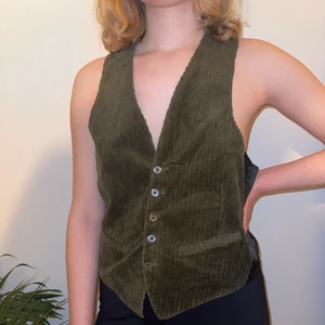 Manchesterväst grön - Jättesnygg väst från Beyond Retro som jag rensar ut!! Den saknar en femte knapp längst ner men annars är kvaliteten bra och den är framförallt väldigt bekväm.