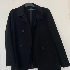 Kort kappa Ralph Lauren - Jättefin kappa från Ralph Lauren i storlek S. Oanvänd men saknas en knapp (se bild). Är annars i nyskick