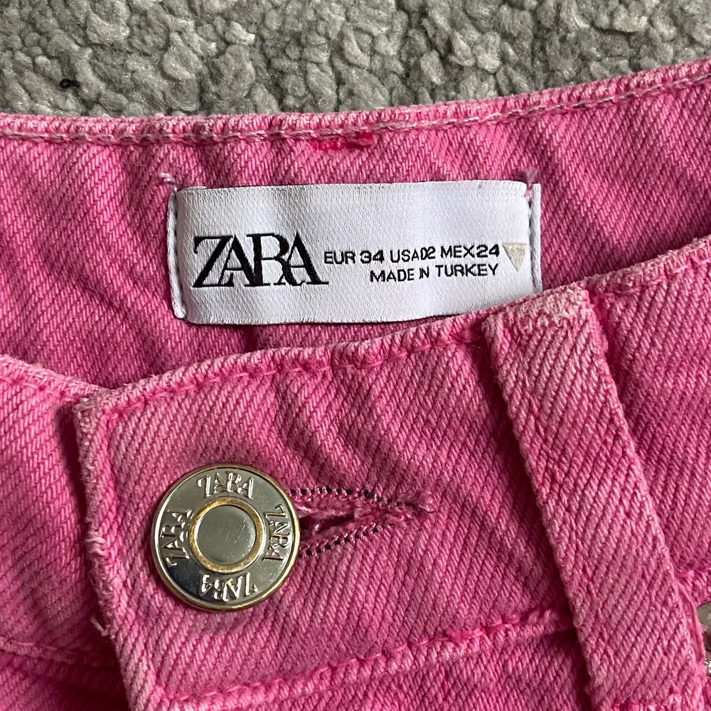 Jag säljer mina jätte fina rosa jeans från zara 💗. Endast använda 1 gång och i nyskick. Nypris 499 kr. Säljer för att de inte kommer till användning. 💕💕 de är i storlek 34, skulle passa en xs/s.. Jeans & Byxor.