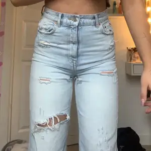 Hej! Jag hade tänkt att sälja dessa snygga jeans så dem kommer till bättre användning, använda ca två gånger😊 köpta för 399 och är rätt säker på att dom är slutsålda, skriv gärna till mig om ni är intresserade!🥰