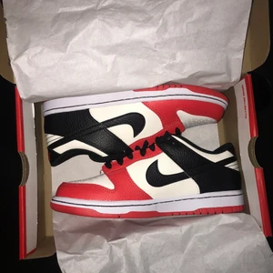  Nike SB Dunk Low "EMB NBA" - Säljer ett par Nike SB Dunk Low "EMB NBA 75th Anniversary".  Storleken på skorna är EU 40 | Helt nya oanvända och 100% äkta (har kvitto om det behövs)  |  pris: 1199kr | Går att fraktas runt hela Sverige