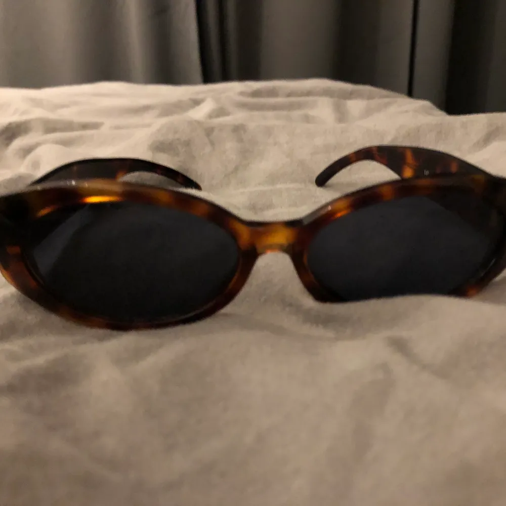 Coola solglasögon från Gucci som aldrig har kommit till någon användning. Fick de i present men dom är köpta för 3000-4000kr. Har tappat bort fodralet. Köparen står för frakt!. Accessoarer.