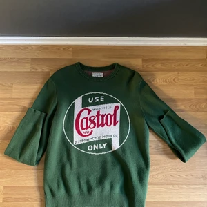 Stickad tröja med tryck. - Snyggt tryck. 