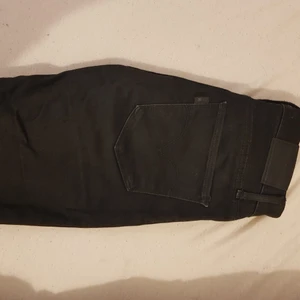 Svarta jeans st 32 - Ett par svarta tajta jeans och säljs pågrund av att dem blivit för små