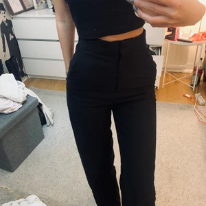 Kostymbyxor  - Ett par kostymbyxor från HM, dom är väldigt bekväma. Slit på dom längst ner och sitter väldigt rakt/utsvängt. Använda 5-6 gr🤍