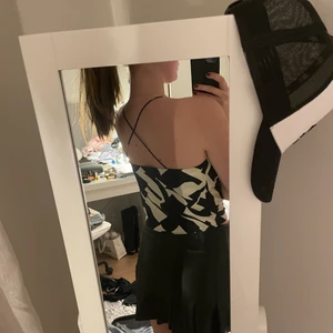 Festlinne!! - Säljer detta fina linne som är i ett glansigt material från Monki. Det är endast använt en gång då det tyvärr är för litet för mig:(💕💕💕💕 