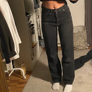 Svarta jeans - Säljer ett par svarta jeans från NAKD 