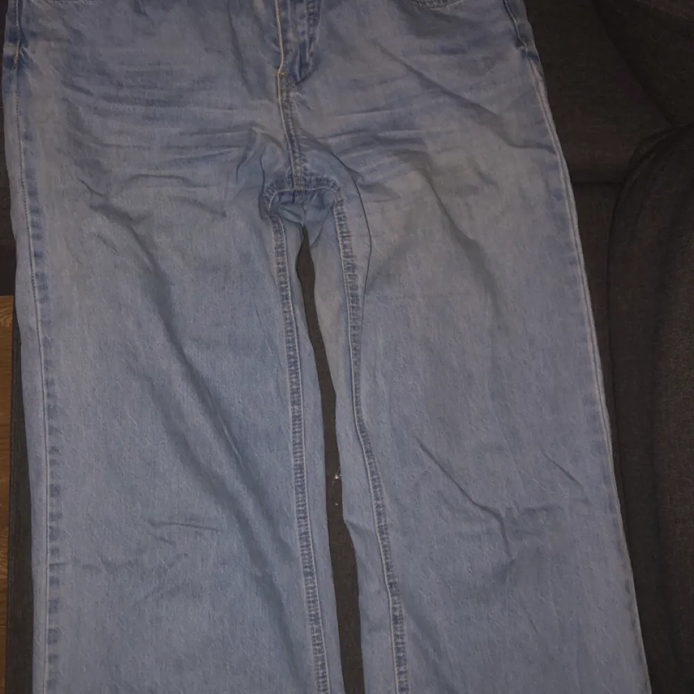 Demin 1953 jeans boot cut i storlek M. Använt dem i några år men är fortfarande i bra kvalite. Dem har blivit för små för mig så säljer dem nu.. Jeans & Byxor.