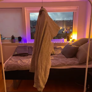 Weekday hoodie - Säljer min weekday hoodie i superbra skick. Den är storlek L. 