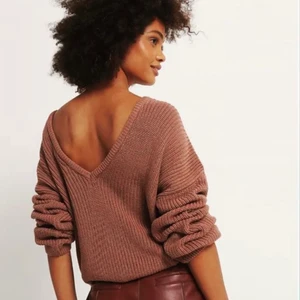 Fin rost/brun färgad stickad tröja  - Rostfärgad tröja från NA-KD. Använd enstaka gånger. I väldigt fint skick. Storlek M. Nypris 299kr.