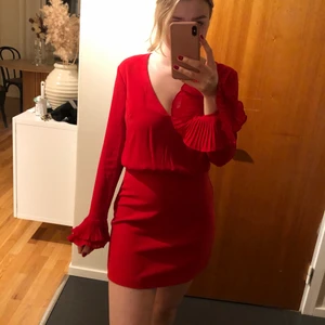 Röd klänning  - Röd klänning i storlek 34 från Nelly Trend. Använd 2 ggr. 
