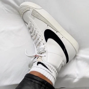 Nike blazer mid ’77 - Nike blazer mid ’77:it i storlek 40 men passar mig som egentligen har storlek 39. Väldigt sparsamt använda och är fortfarande lika fräscha som när jag köpte dem. Vill egentligen inte sälja men behöver göra det pga pengabrist :). Skriv för egna bilder. Köptes för 1200kr och säljes för 1000 pga det sparsamma användandet. Köparen står för frakten