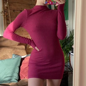 Lilaröd klänning  - Lilaröd klänning från Nelly i storlek S. Har sytt upp den en aning annars i bra skick. Säljer för 50 kr, köpare står för frakten. 💖