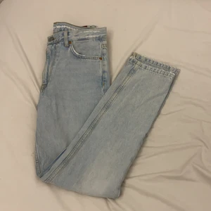 Jeans - Ett par slim/straight jeans i strl 25 köpta från bikbok. Använda runt 5 ggr
