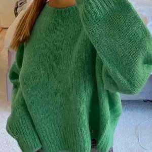 LÅNAD BILD! Säljer denna jättefina och helt oanvända gröna tröjan ifrån HM. I storlek M. Jätte bra skick och aldrig använd, köpt för ungefär ett år sedan. Direktpris 300kr💕 FRAKT INGÅR EJ 