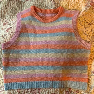 Stickad färgglad väst - Relativt genomskinlig stickad topp i ljusa färger köpt från Shein. Använt endast ett fåtal gånger så den är som ny:) beställde i storlek M men tror den funkar lika bra som S också då den sitter relativt tajt vid halsen:) super att ha över ngt nu vid höst eller bara som den är🥰 frakt tillkommer mer exakt när jag postar:)