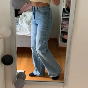 Wide leg Jeans - Ett par jeans som jag använt väldigt mycket men har tyvärr blivit för små för mig. Bra skick och är i storlek XXS, jag är 160 och de passar mig i längd. Tror att de skulle passa någon som är 162 - 158. Säljer för 150kr inklusive frakt.