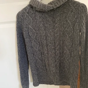 Polo stickad tröja grå - Säljer en jättemysig grå polo stickad tröja från Abercrombie & Fitch i storlek XS men passar även för folk som har S 💖