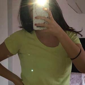 Vet inte  - En ljus gul t-Shirt jätte fin använt många gånger går på frakt 60 kr ❤️