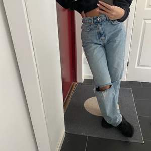 Säljer dessa jättesnygga straight jeans med hål på knäna från Gina Tricot i Petite, alltså passar bra för er under 160 eller kortare. Använda endast 2 gånger, fint och nytt skick. Helt slutsålda på hemsidan❤️