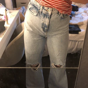 Håliga Jeans från Zara - Ett par helt oanvända håliga Jeans ifrån zara i strl 38. Säljer dom då de var för stora för mig när jag fick hem de. Ljusblåa med hål i. köparen står för frakt! säljer de för 150kr, köpte de för 399kr