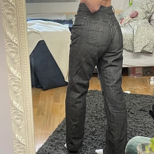 Svarta jeans - Säljer pga kommer ej till användning, asnice jeans dock. Har sytt in dem lite bak vilket man ser på bilden men det tänker man inte på irl